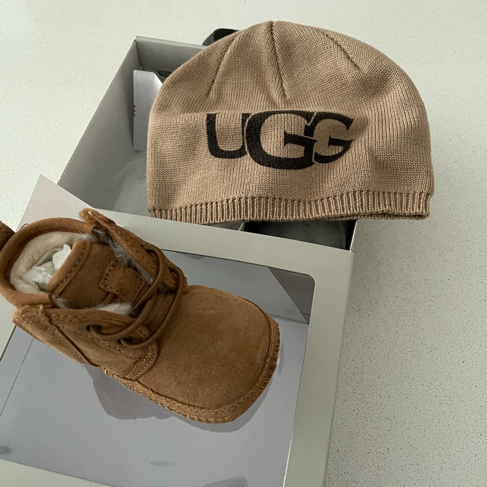 NEW baby Uggs and hat 0-6months